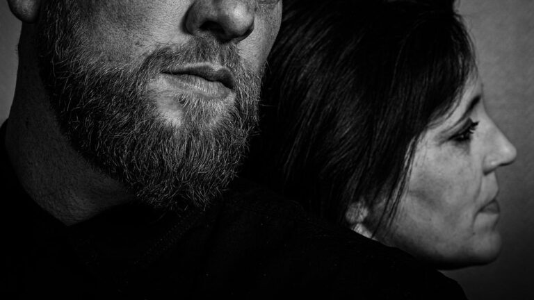 A woman struggles in her relationships as a result of her trauma from losing her mom young